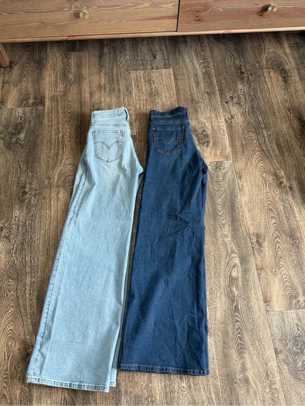 2 pairs of Levi's 318 Jeans 25x32